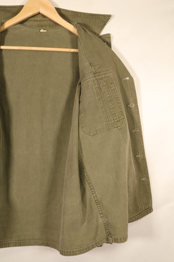 ปลายทศวรรษ 1940–1950: เสื้อยูทิลิตี้ M-47 HBT ของกองทัพสหรัฐฯ พร้อมแผ่นปะ, มือสอง