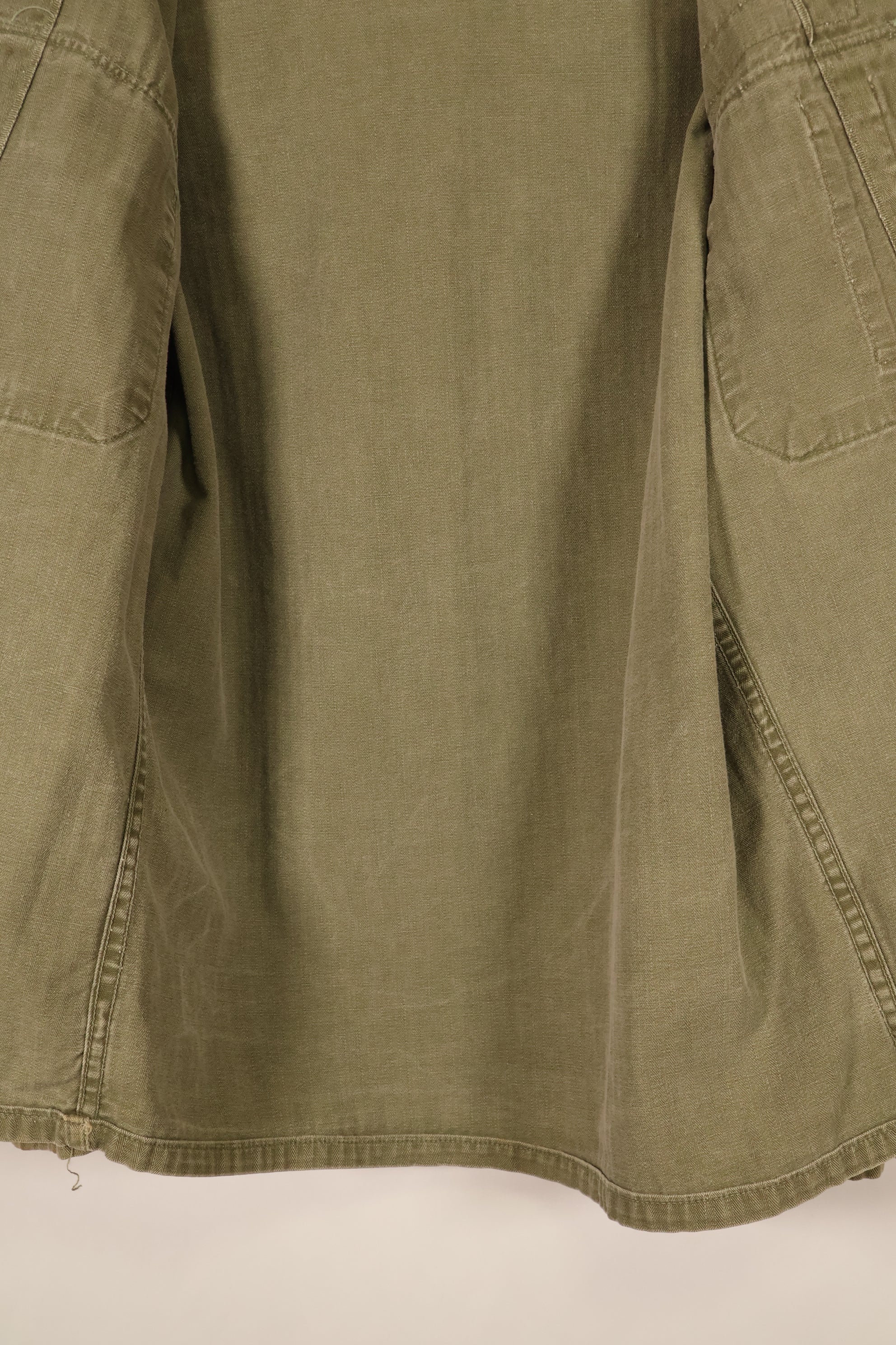 ปลายทศวรรษ 1940–1950: เสื้อยูทิลิตี้ M-47 HBT ของกองทัพสหรัฐฯ พร้อมแผ่นปะ, มือสอง