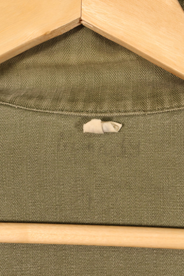 ปลายทศวรรษ 1940–1950: เสื้อยูทิลิตี้ M-47 HBT ของกองทัพสหรัฐฯ พร้อมแผ่นปะ, มือสอง