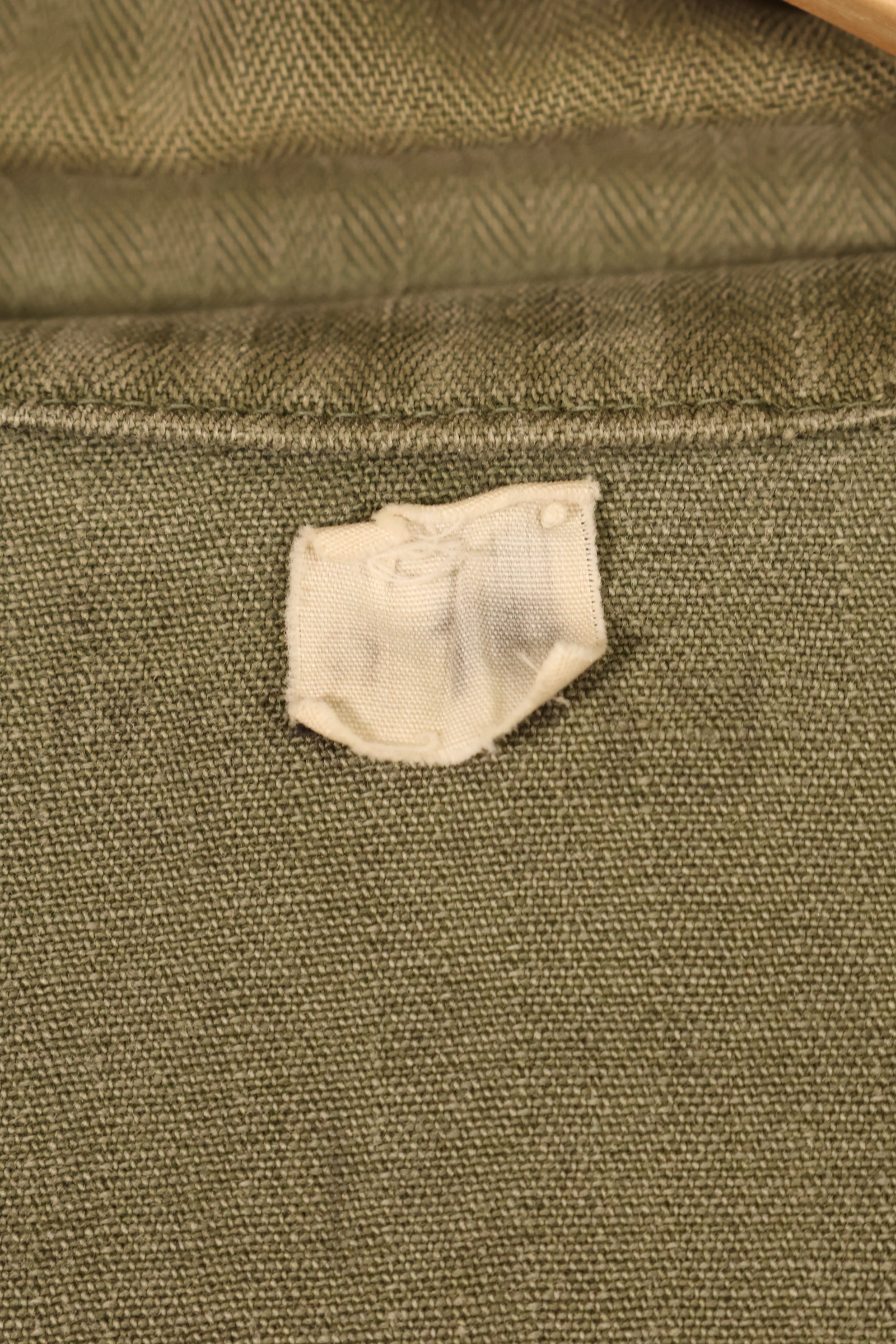 ปลายทศวรรษ 1940–1950: เสื้อยูทิลิตี้ M-47 HBT ของกองทัพสหรัฐฯ พร้อมแผ่นปะ, มือสอง