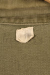 ปลายทศวรรษ 1940–1950: เสื้อยูทิลิตี้ M-47 HBT ของกองทัพสหรัฐฯ พร้อมแผ่นปะ, มือสอง