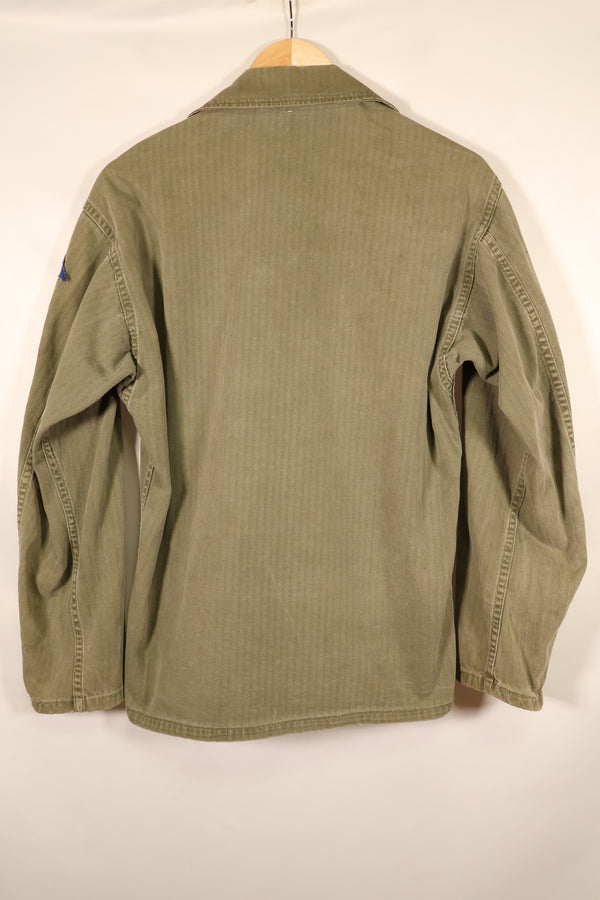 ปลายทศวรรษ 1940–1950: เสื้อยูทิลิตี้ M-47 HBT ของกองทัพสหรัฐฯ พร้อมแผ่นปะ, มือสอง