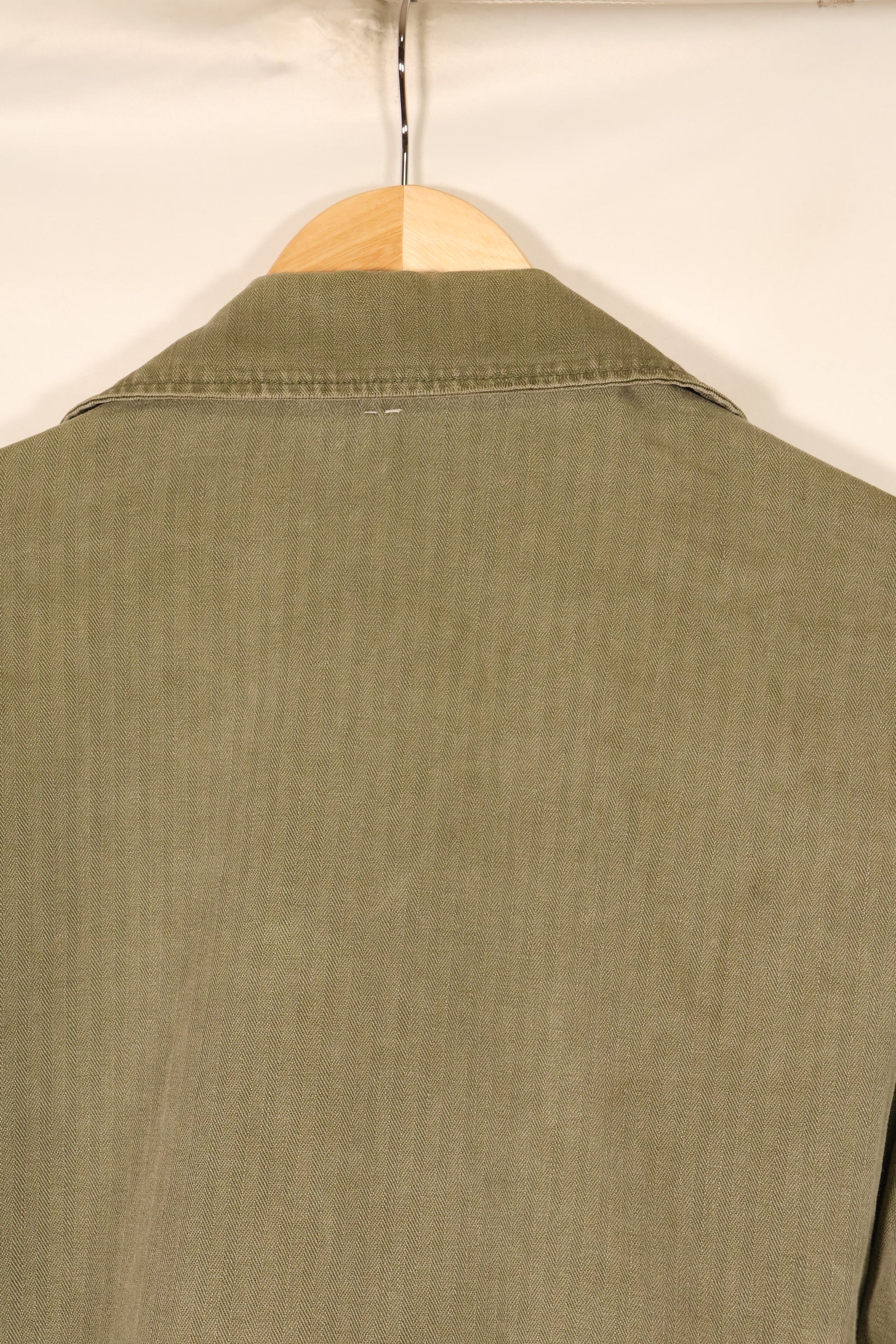 ปลายทศวรรษ 1940–1950: เสื้อยูทิลิตี้ M-47 HBT ของกองทัพสหรัฐฯ พร้อมแผ่นปะ, มือสอง