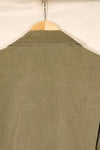 ปลายทศวรรษ 1940–1950: เสื้อยูทิลิตี้ M-47 HBT ของกองทัพสหรัฐฯ พร้อมแผ่นปะ, มือสอง