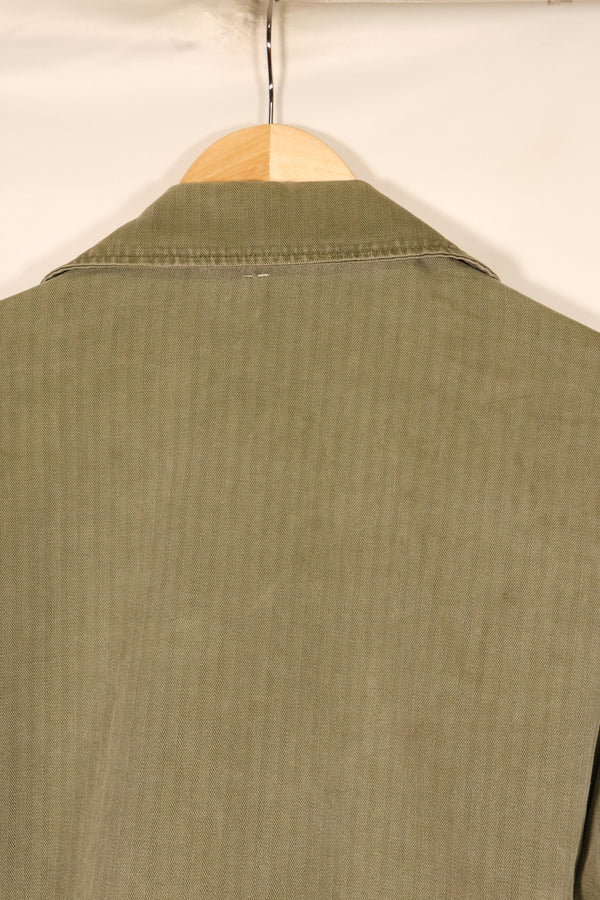ปลายทศวรรษ 1940–1950: เสื้อยูทิลิตี้ M-47 HBT ของกองทัพสหรัฐฯ พร้อมแผ่นปะ, มือสอง