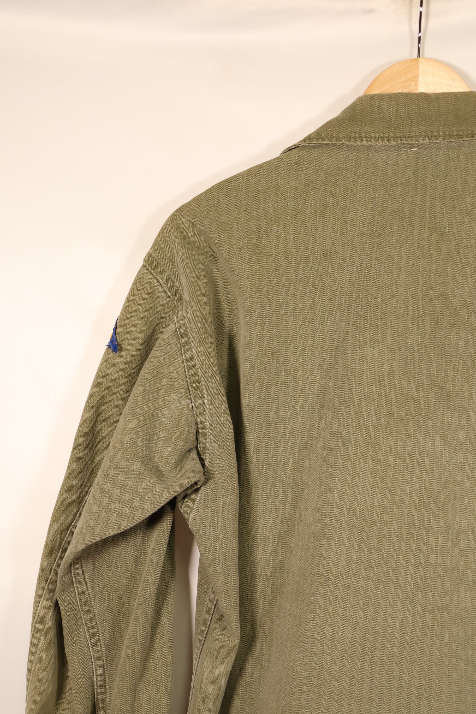 ปลายทศวรรษ 1940–1950: เสื้อยูทิลิตี้ M-47 HBT ของกองทัพสหรัฐฯ พร้อมแผ่นปะ, มือสอง