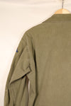 ปลายทศวรรษ 1940–1950: เสื้อยูทิลิตี้ M-47 HBT ของกองทัพสหรัฐฯ พร้อมแผ่นปะ, มือสอง