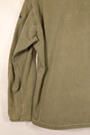 ปลายทศวรรษ 1940–1950: เสื้อยูทิลิตี้ M-47 HBT ของกองทัพสหรัฐฯ พร้อมแผ่นปะ, มือสอง