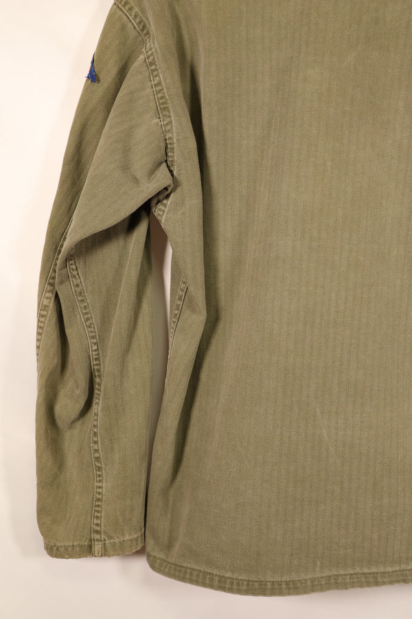 ปลายทศวรรษ 1940–1950: เสื้อยูทิลิตี้ M-47 HBT ของกองทัพสหรัฐฯ พร้อมแผ่นปะ, มือสอง