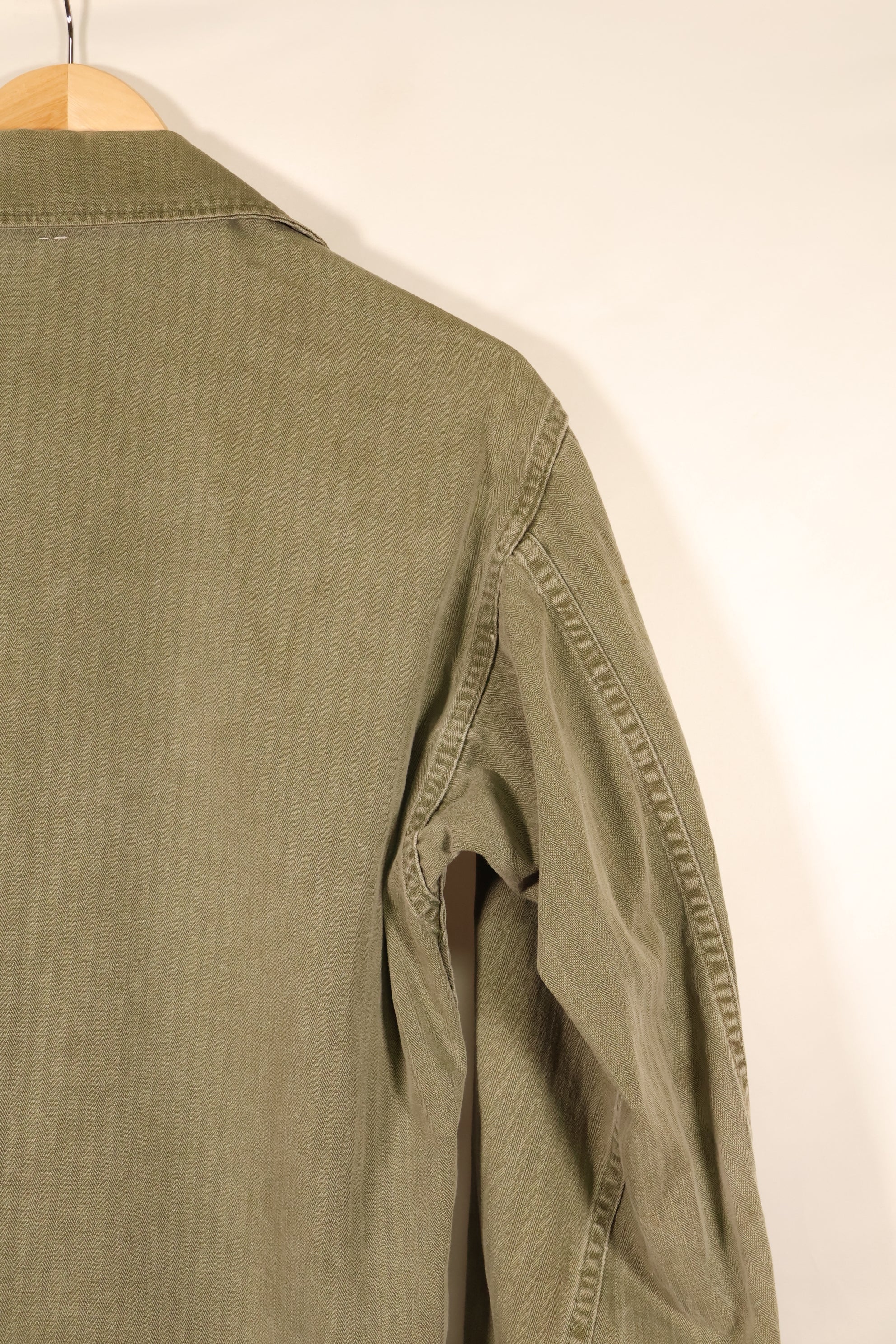 ปลายทศวรรษ 1940–1950: เสื้อยูทิลิตี้ M-47 HBT ของกองทัพสหรัฐฯ พร้อมแผ่นปะ, มือสอง