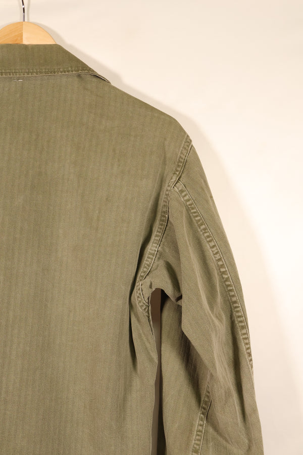 ปลายทศวรรษ 1940–1950: เสื้อยูทิลิตี้ M-47 HBT ของกองทัพสหรัฐฯ พร้อมแผ่นปะ, มือสอง