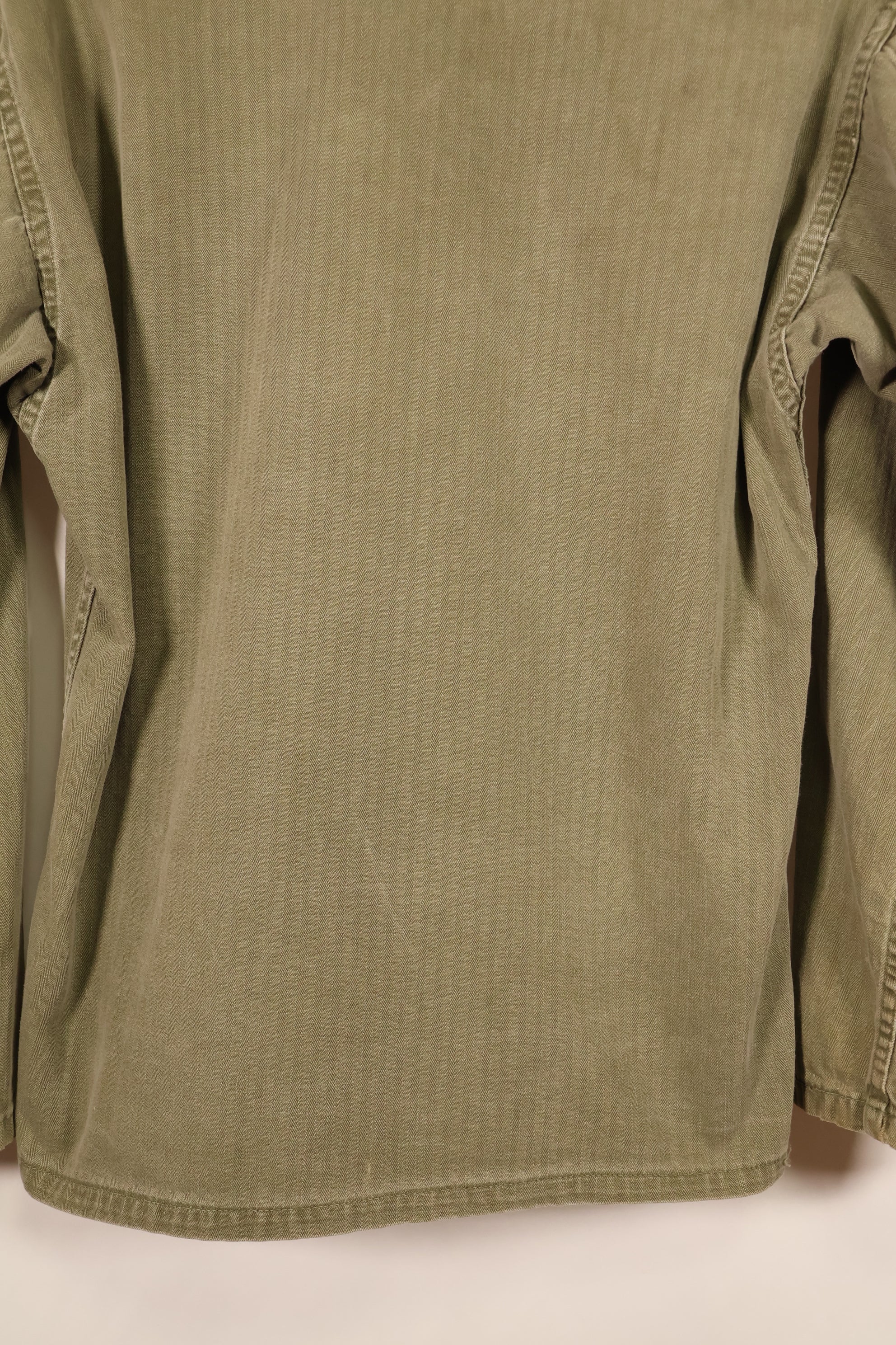ปลายทศวรรษ 1940–1950: เสื้อยูทิลิตี้ M-47 HBT ของกองทัพสหรัฐฯ พร้อมแผ่นปะ, มือสอง