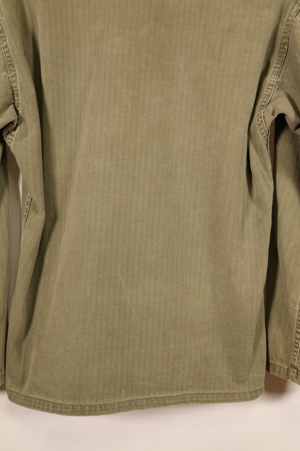 ปลายทศวรรษ 1940–1950: เสื้อยูทิลิตี้ M-47 HBT ของกองทัพสหรัฐฯ พร้อมแผ่นปะ, มือสอง