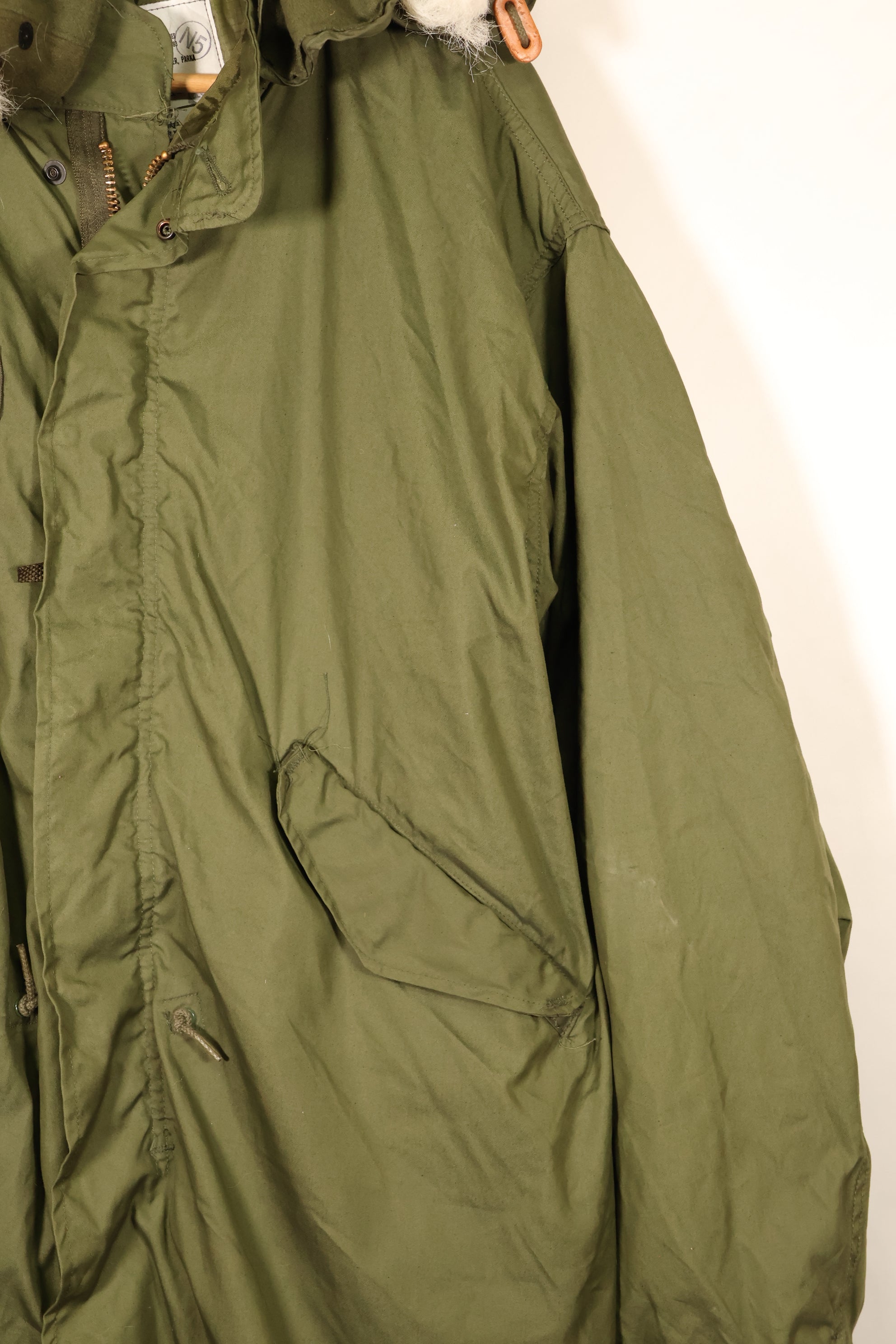 สัญญาปี 1983 – ขนาดกลาง – เสื้อพาร์ก้าสนาม M65 ของกองทัพสหรัฐฯ – ชุดพร้อมซับใน – สภาพดี – มือสอง