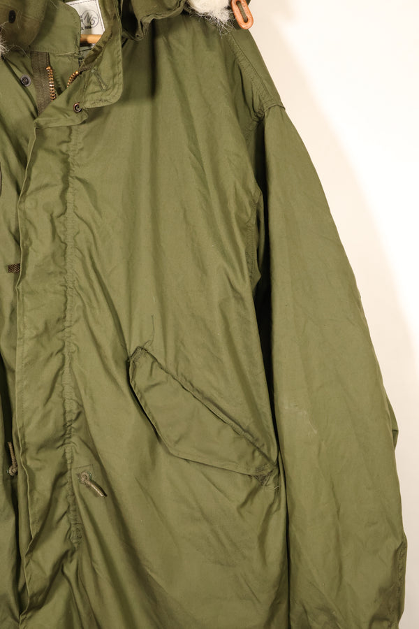 สัญญาปี 1983 – ขนาดกลาง – เสื้อพาร์ก้าสนาม M65 ของกองทัพสหรัฐฯ – ชุดพร้อมซับใน – สภาพดี – มือสอง