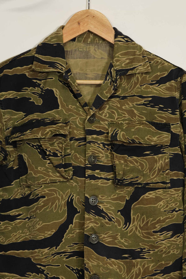 1960s Gold Tiger Tiger Stripe shirt, A-L Asian cut, good condition, used.