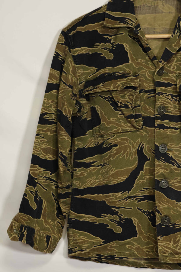 1960s Gold Tiger Tiger Stripe shirt, A-L Asian cut, good condition, used.