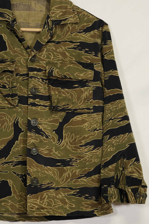 1960s Gold Tiger Tiger Stripe shirt, A-L Asian cut, good condition, used.