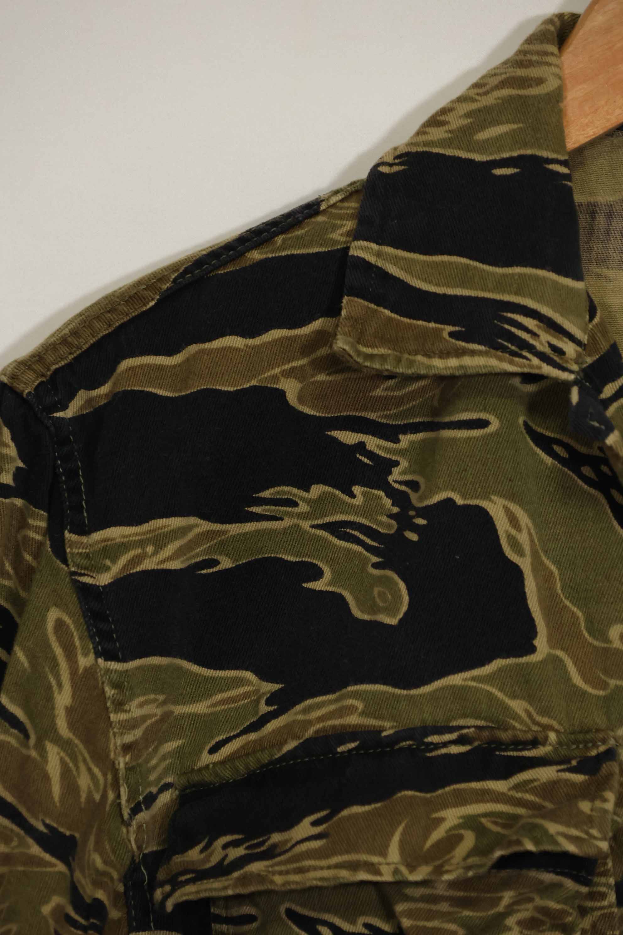 1960s Gold Tiger Tiger Stripe shirt, A-L Asian cut, good condition, used.