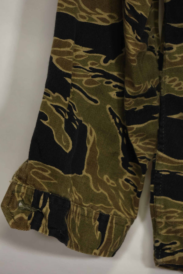 1960s Gold Tiger Tiger Stripe shirt, A-L Asian cut, good condition, used.
