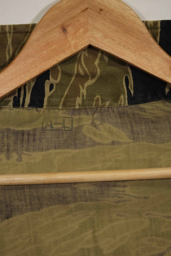 1960s Gold Tiger Tiger Stripe shirt, A-L Asian cut, good condition, used.