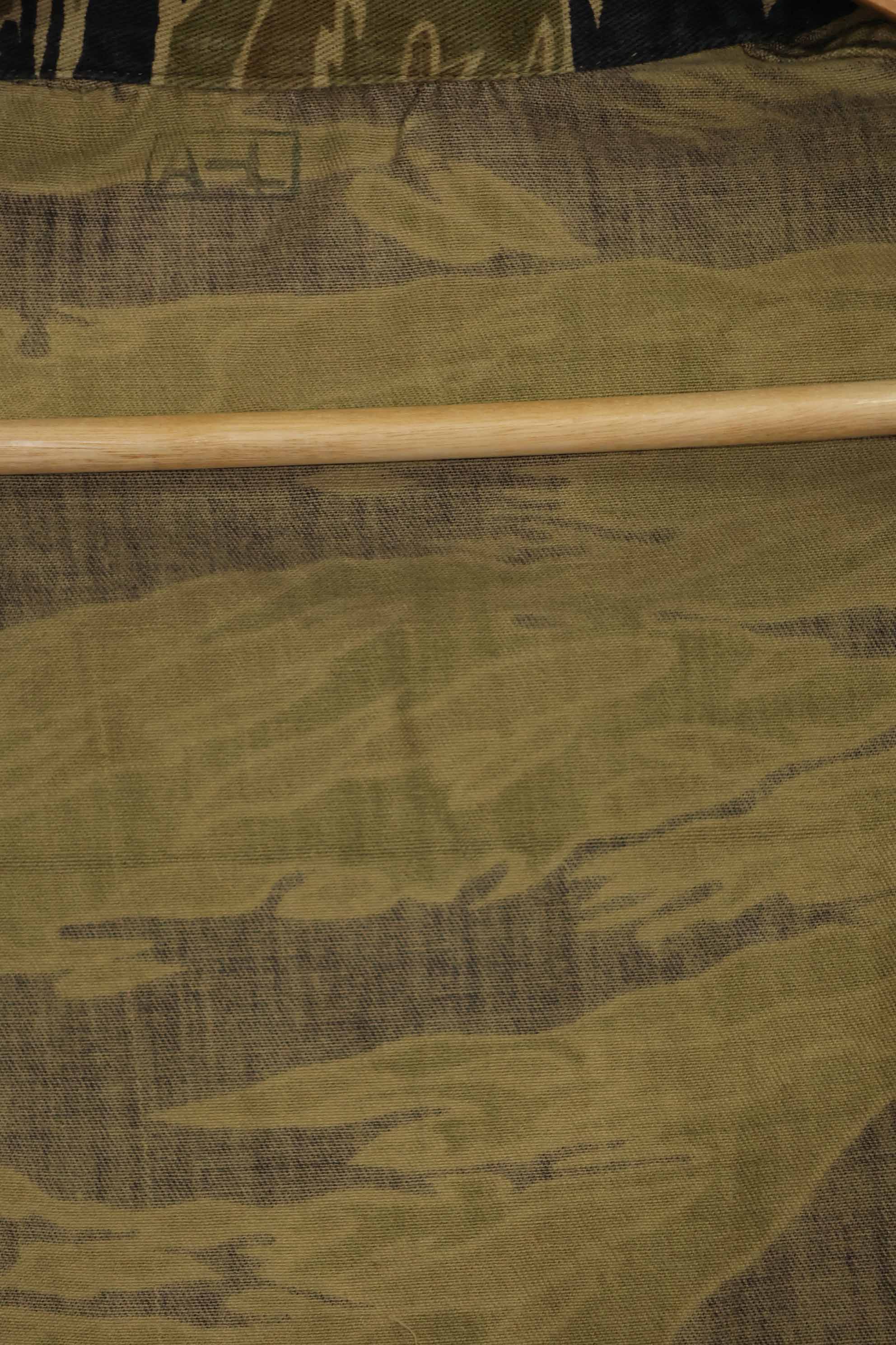 1960s Gold Tiger Tiger Stripe shirt, A-L Asian cut, good condition, used.