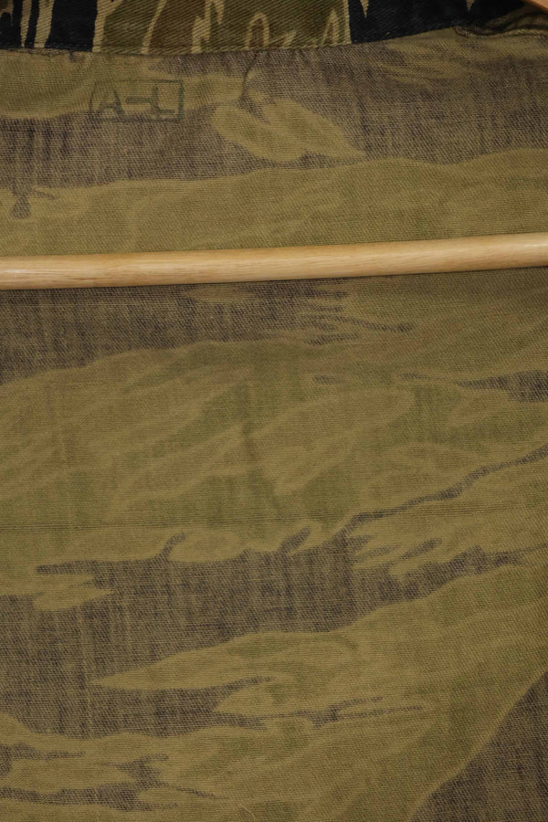 1960s Gold Tiger Tiger Stripe shirt, A-L Asian cut, good condition, used.