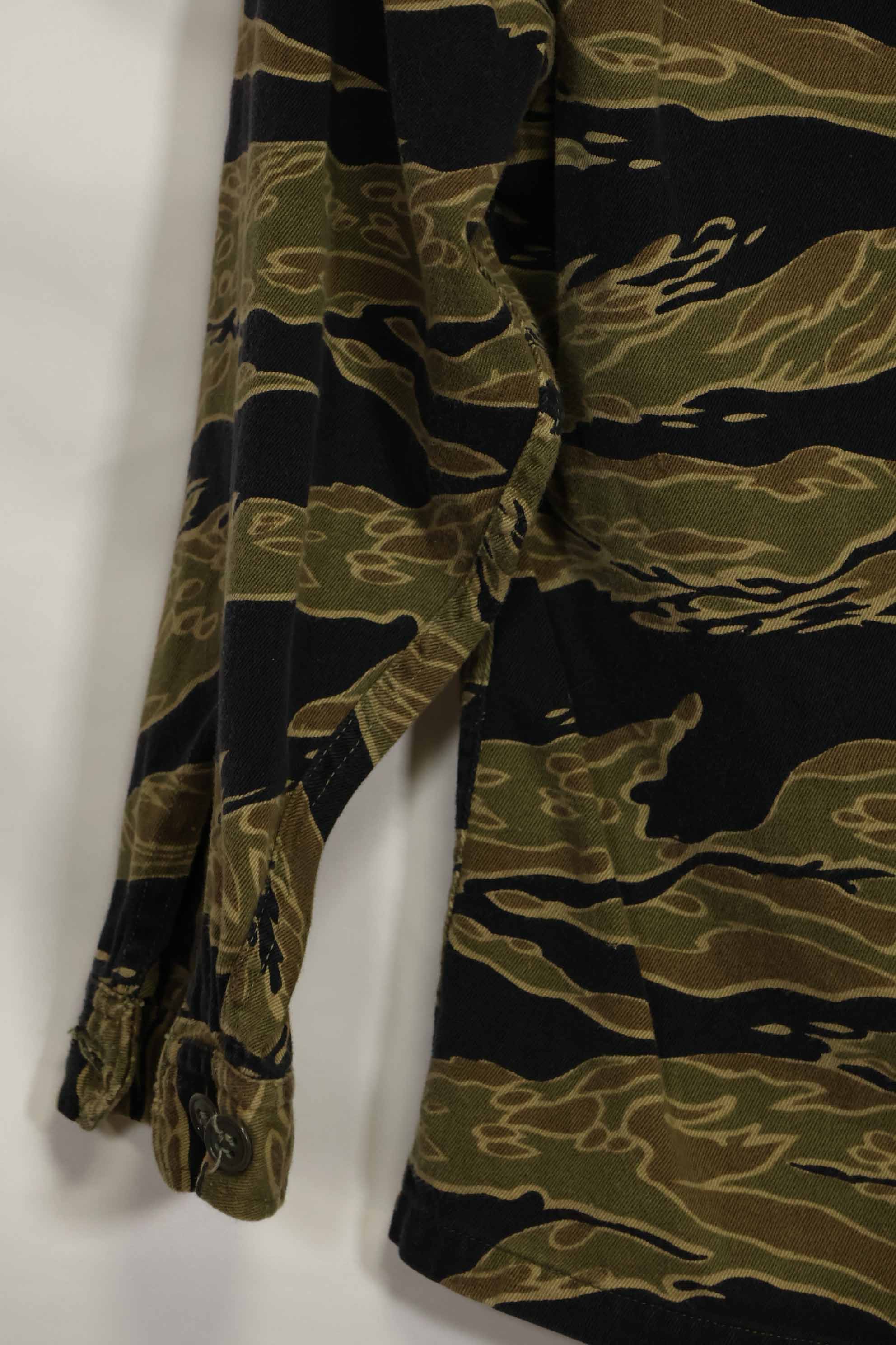 1960s Gold Tiger Tiger Stripe shirt, A-L Asian cut, good condition, used.