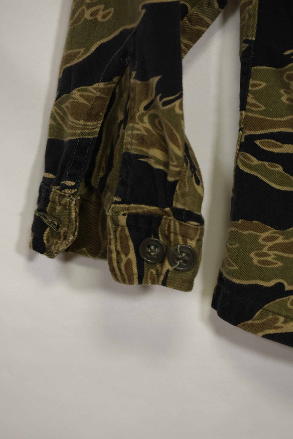 1960s Gold Tiger Tiger Stripe shirt, A-L Asian cut, good condition, used.