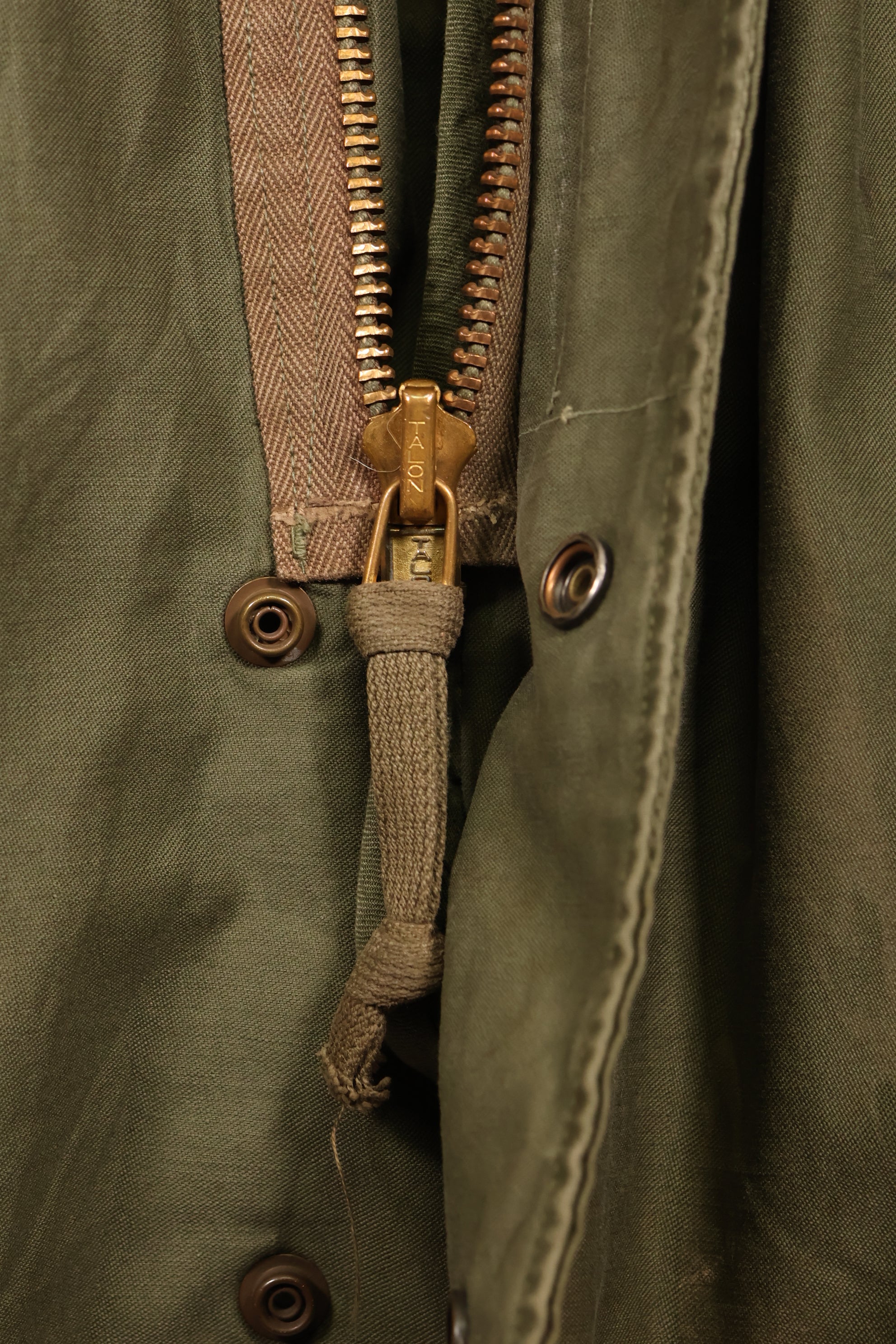 ช่วงปลายทศวรรษ 1940 ขนาด L กองทัพสหรัฐฯ M-48 เสื้อฮู้ดสนาม มีรอยซ่อมแซม เสื้อผ้าจากภาพยนตร์ สินค้ามือสอง