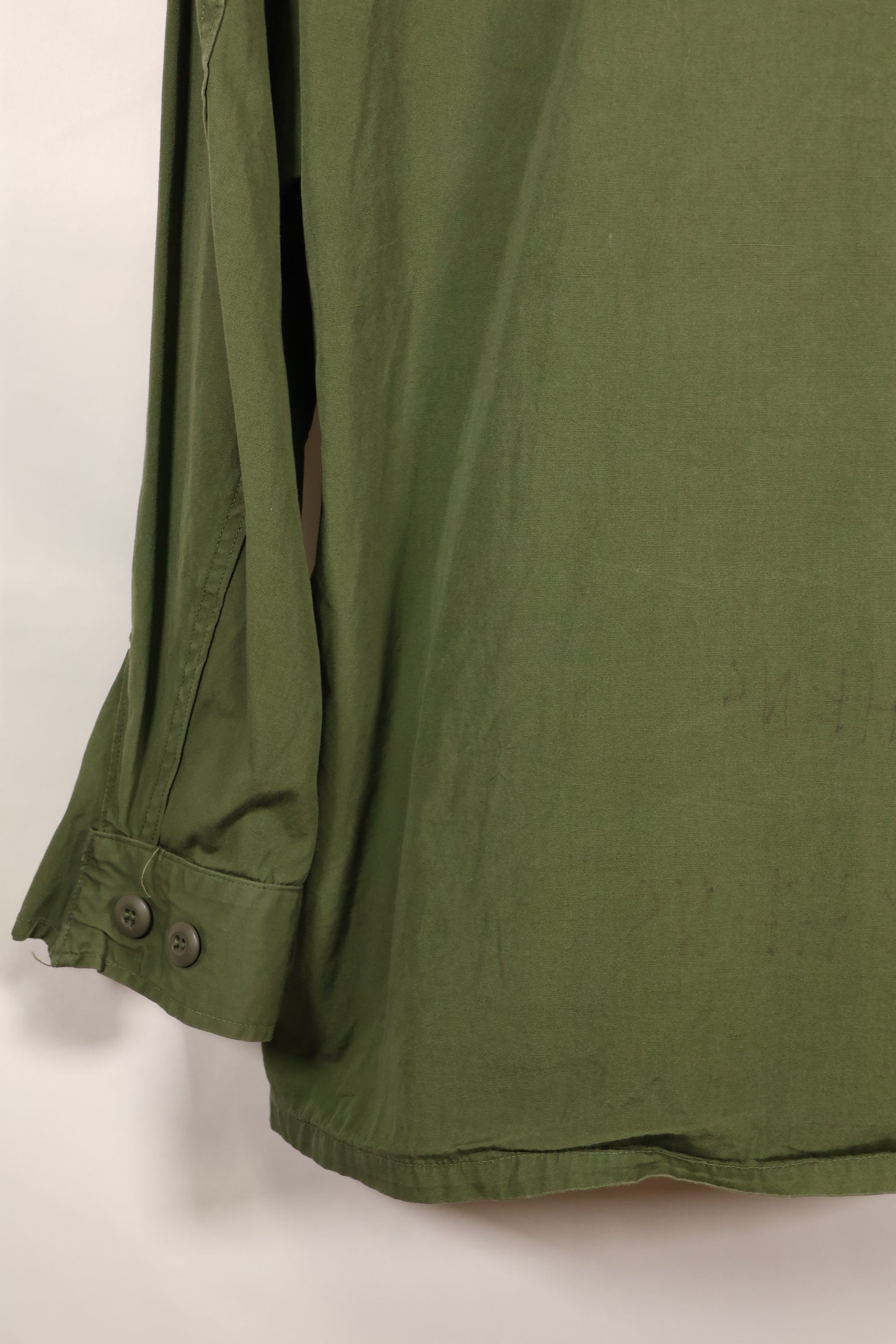 ประมาณปี 1966-67 L-R รุ่นที่ 2 รุ่นที่ 3 แบบผสมผสาน เสื้อแจ็คเก็ต Jungle Fatigue สินค้ามือสอง สภาพดี