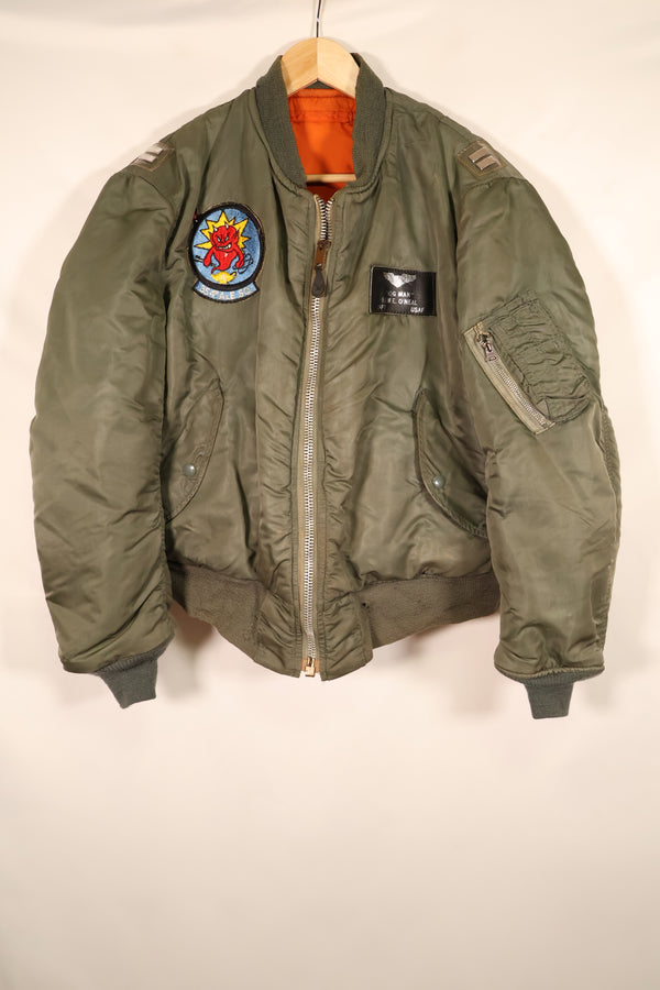 เสื้อแจ็คเก็ตบิน MA-1 ตามสัญญาปี 1970 ขนาดใหญ่ ของกองทัพอากาศสหรัฐอเมริกา (USAF) พร้อมตราติดต้นฉบับ เป็นของมือสอง