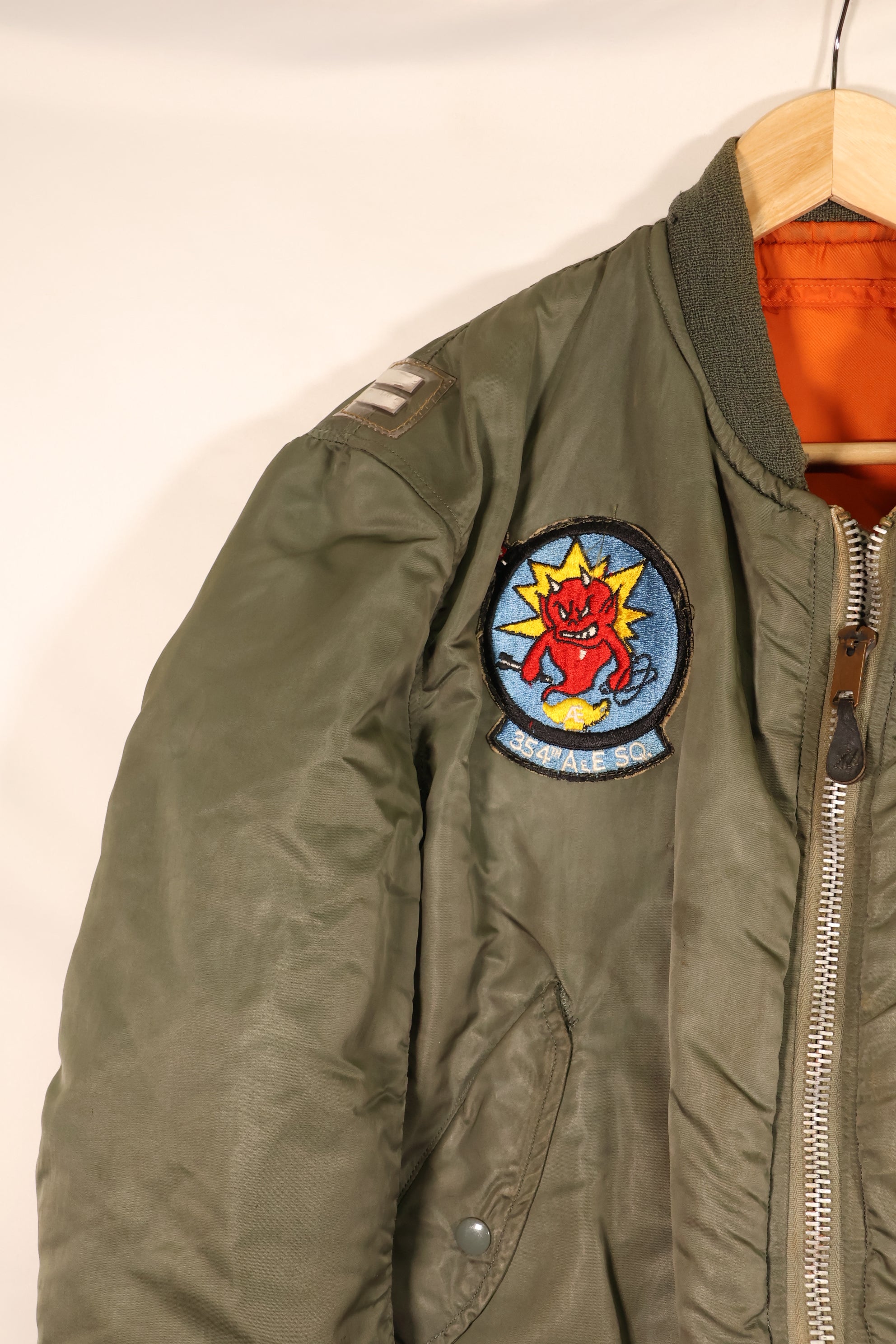 เสื้อแจ็คเก็ตบิน MA-1 ตามสัญญาปี 1970 ขนาดใหญ่ ของกองทัพอากาศสหรัฐอเมริกา (USAF) พร้อมตราติดต้นฉบับ เป็นของมือสอง