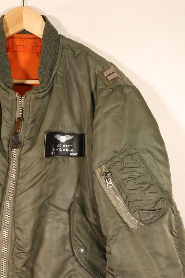 เสื้อแจ็คเก็ตบิน MA-1 ตามสัญญาปี 1970 ขนาดใหญ่ ของกองทัพอากาศสหรัฐอเมริกา (USAF) พร้อมตราติดต้นฉบับ เป็นของมือสอง