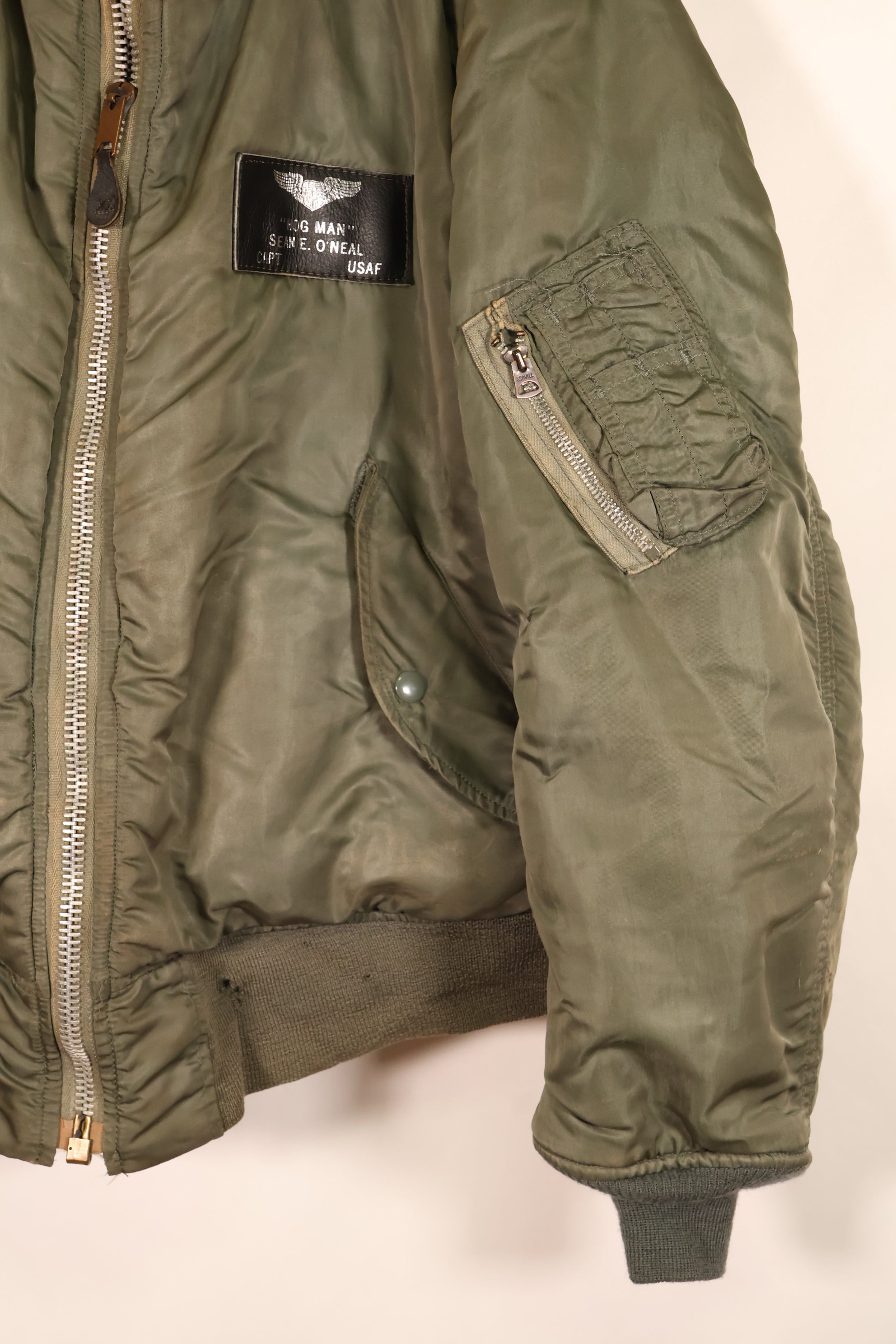 เสื้อแจ็คเก็ตบิน MA-1 ตามสัญญาปี 1970 ขนาดใหญ่ ของกองทัพอากาศสหรัฐอเมริกา (USAF) พร้อมตราติดต้นฉบับ เป็นของมือสอง