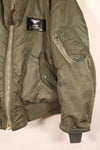 เสื้อแจ็คเก็ตบิน MA-1 ตามสัญญาปี 1970 ขนาดใหญ่ ของกองทัพอากาศสหรัฐอเมริกา (USAF) พร้อมตราติดต้นฉบับ เป็นของมือสอง