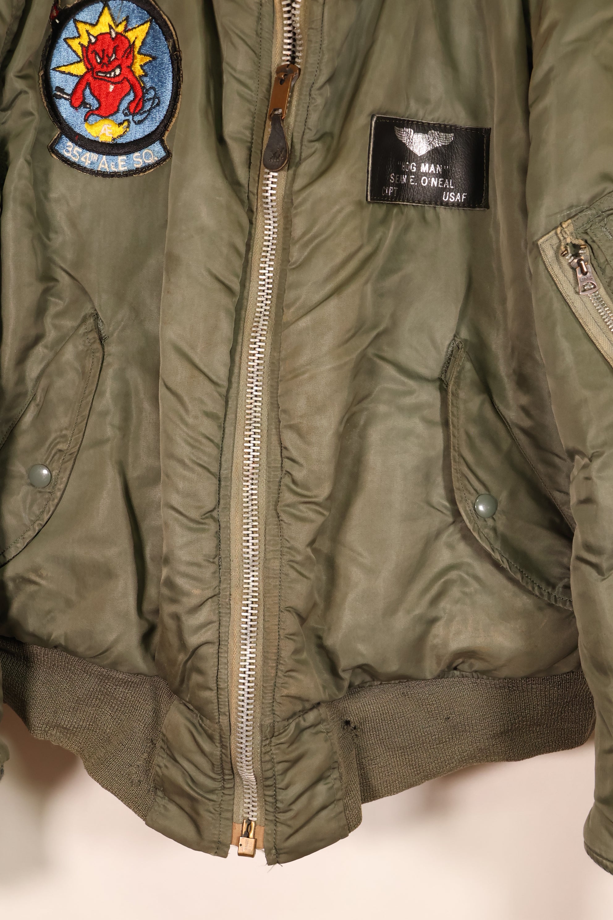 เสื้อแจ็คเก็ตบิน MA-1 ตามสัญญาปี 1970 ขนาดใหญ่ ของกองทัพอากาศสหรัฐอเมริกา (USAF) พร้อมตราติดต้นฉบับ เป็นของมือสอง