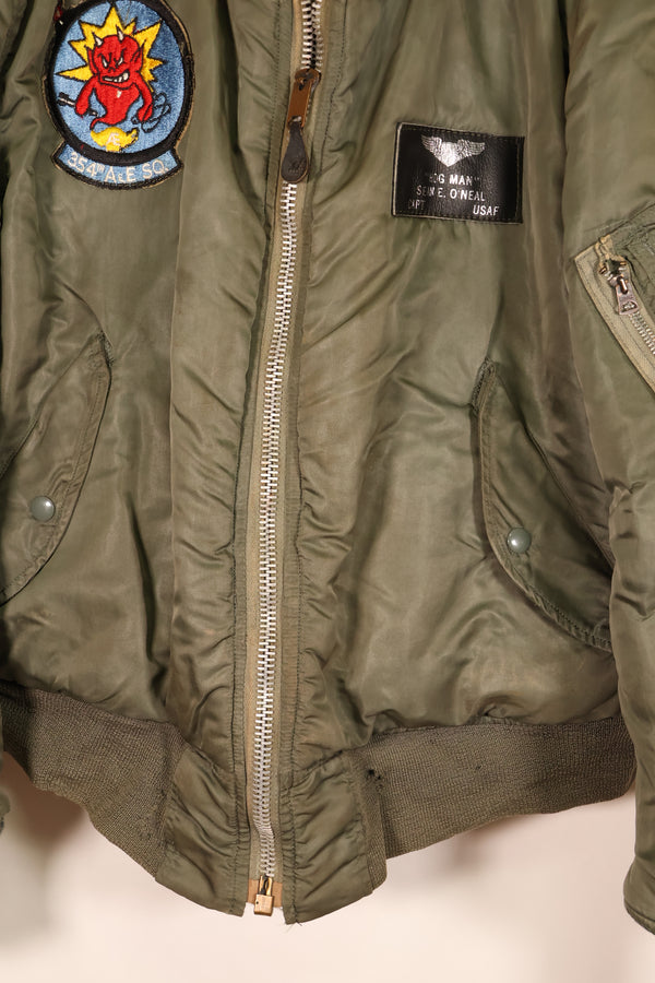 เสื้อแจ็คเก็ตบิน MA-1 ตามสัญญาปี 1970 ขนาดใหญ่ ของกองทัพอากาศสหรัฐอเมริกา (USAF) พร้อมตราติดต้นฉบับ เป็นของมือสอง