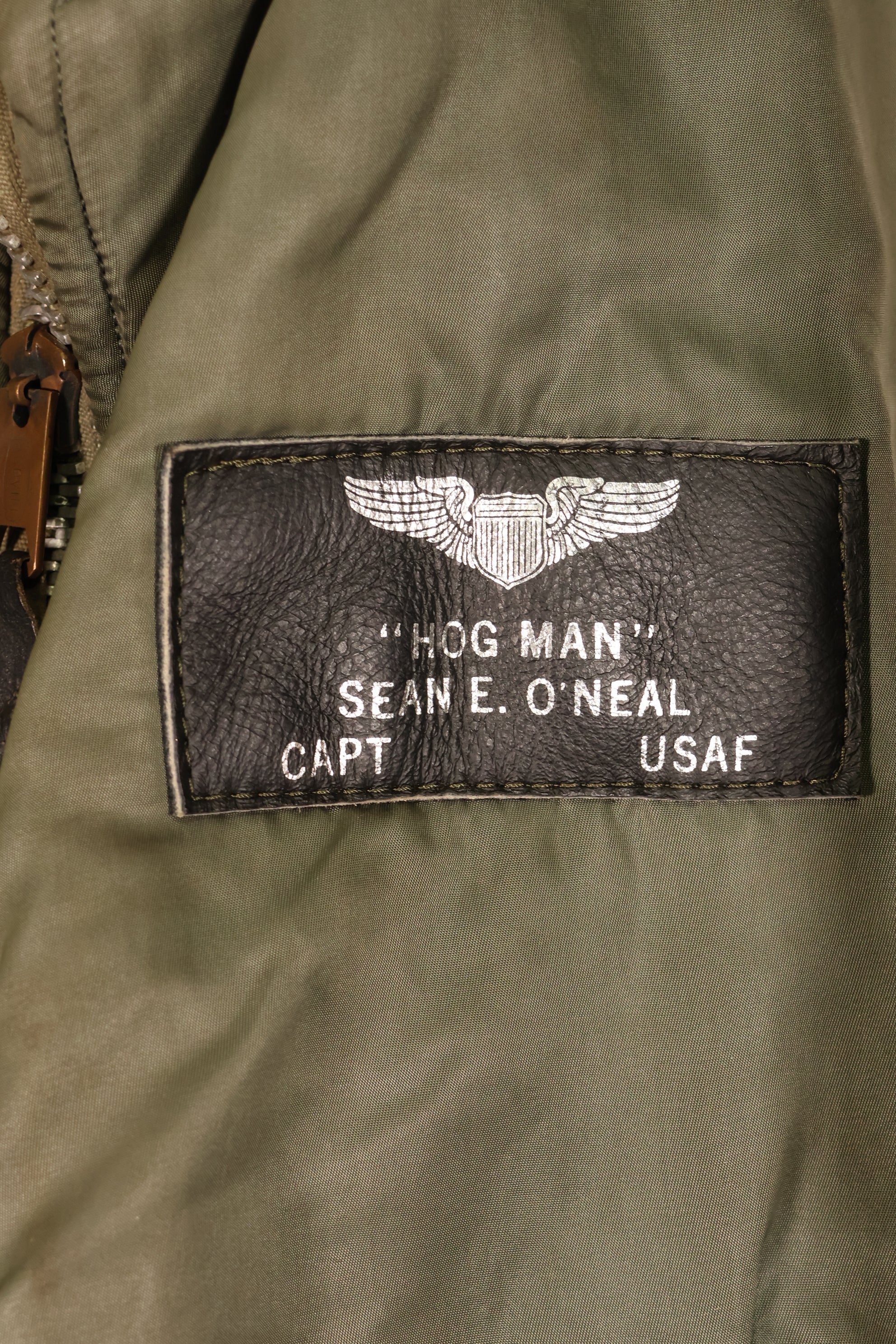 เสื้อแจ็คเก็ตบิน MA-1 ตามสัญญาปี 1970 ขนาดใหญ่ ของกองทัพอากาศสหรัฐอเมริกา (USAF) พร้อมตราติดต้นฉบับ เป็นของมือสอง