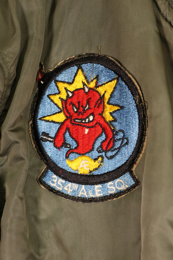 เสื้อแจ็คเก็ตบิน MA-1 ตามสัญญาปี 1970 ขนาดใหญ่ ของกองทัพอากาศสหรัฐอเมริกา (USAF) พร้อมตราติดต้นฉบับ เป็นของมือสอง