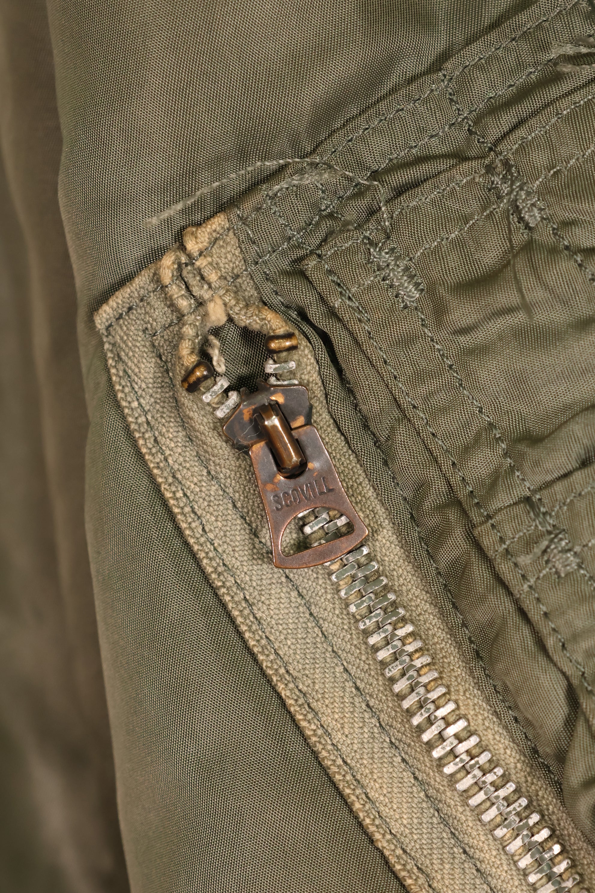 เสื้อแจ็คเก็ตบิน MA-1 ตามสัญญาปี 1970 ขนาดใหญ่ ของกองทัพอากาศสหรัฐอเมริกา (USAF) พร้อมตราติดต้นฉบับ เป็นของมือสอง