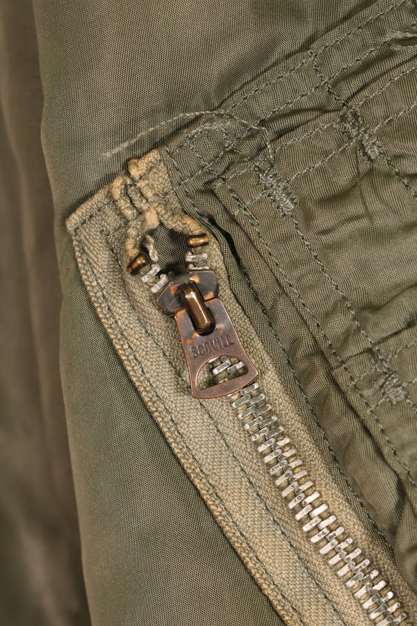 เสื้อแจ็คเก็ตบิน MA-1 ตามสัญญาปี 1970 ขนาดใหญ่ ของกองทัพอากาศสหรัฐอเมริกา (USAF) พร้อมตราติดต้นฉบับ เป็นของมือสอง