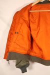เสื้อแจ็คเก็ตบิน MA-1 ตามสัญญาปี 1970 ขนาดใหญ่ ของกองทัพอากาศสหรัฐอเมริกา (USAF) พร้อมตราติดต้นฉบับ เป็นของมือสอง