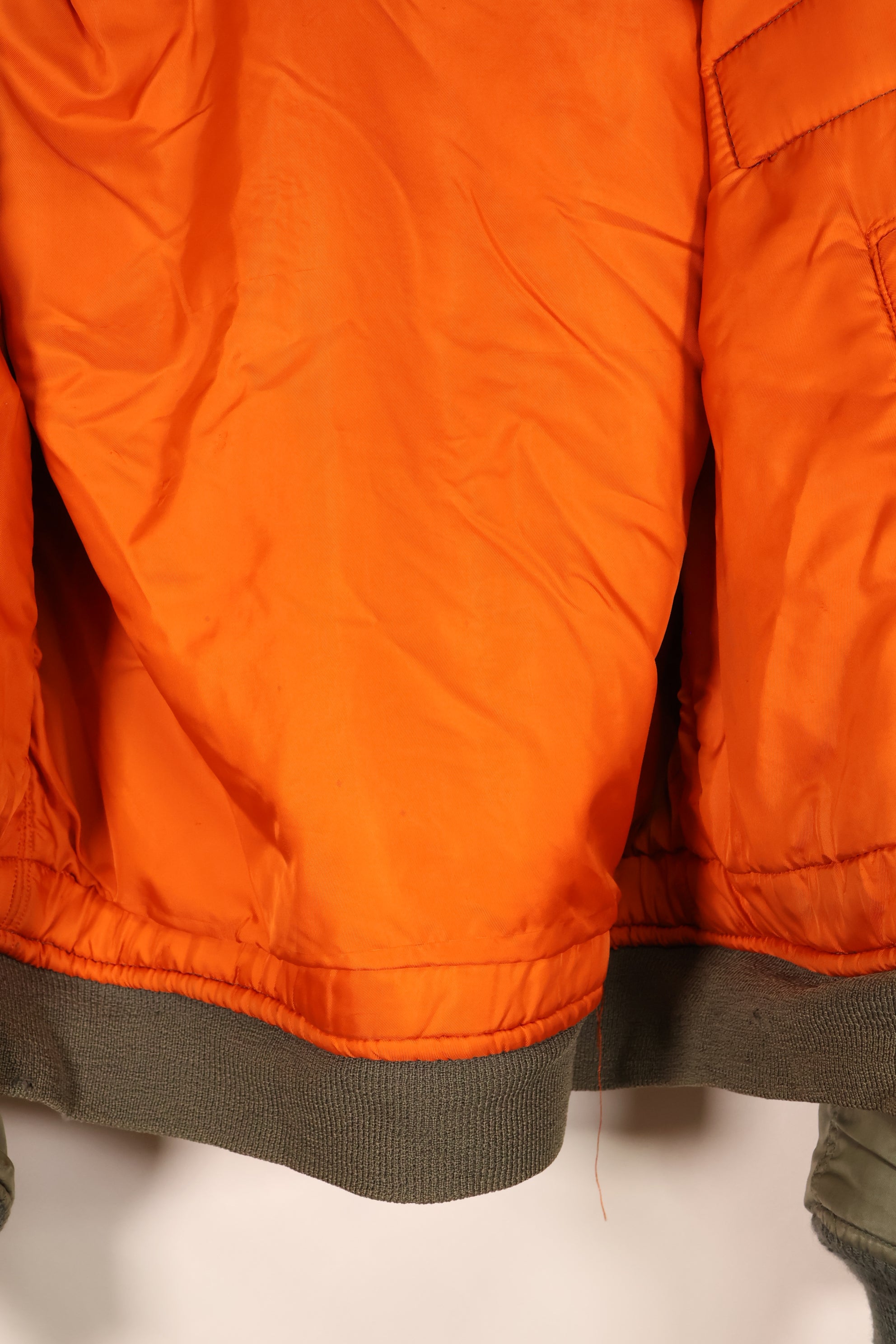 เสื้อแจ็คเก็ตบิน MA-1 ตามสัญญาปี 1970 ขนาดใหญ่ ของกองทัพอากาศสหรัฐอเมริกา (USAF) พร้อมตราติดต้นฉบับ เป็นของมือสอง