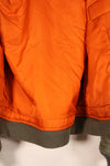 เสื้อแจ็คเก็ตบิน MA-1 ตามสัญญาปี 1970 ขนาดใหญ่ ของกองทัพอากาศสหรัฐอเมริกา (USAF) พร้อมตราติดต้นฉบับ เป็นของมือสอง