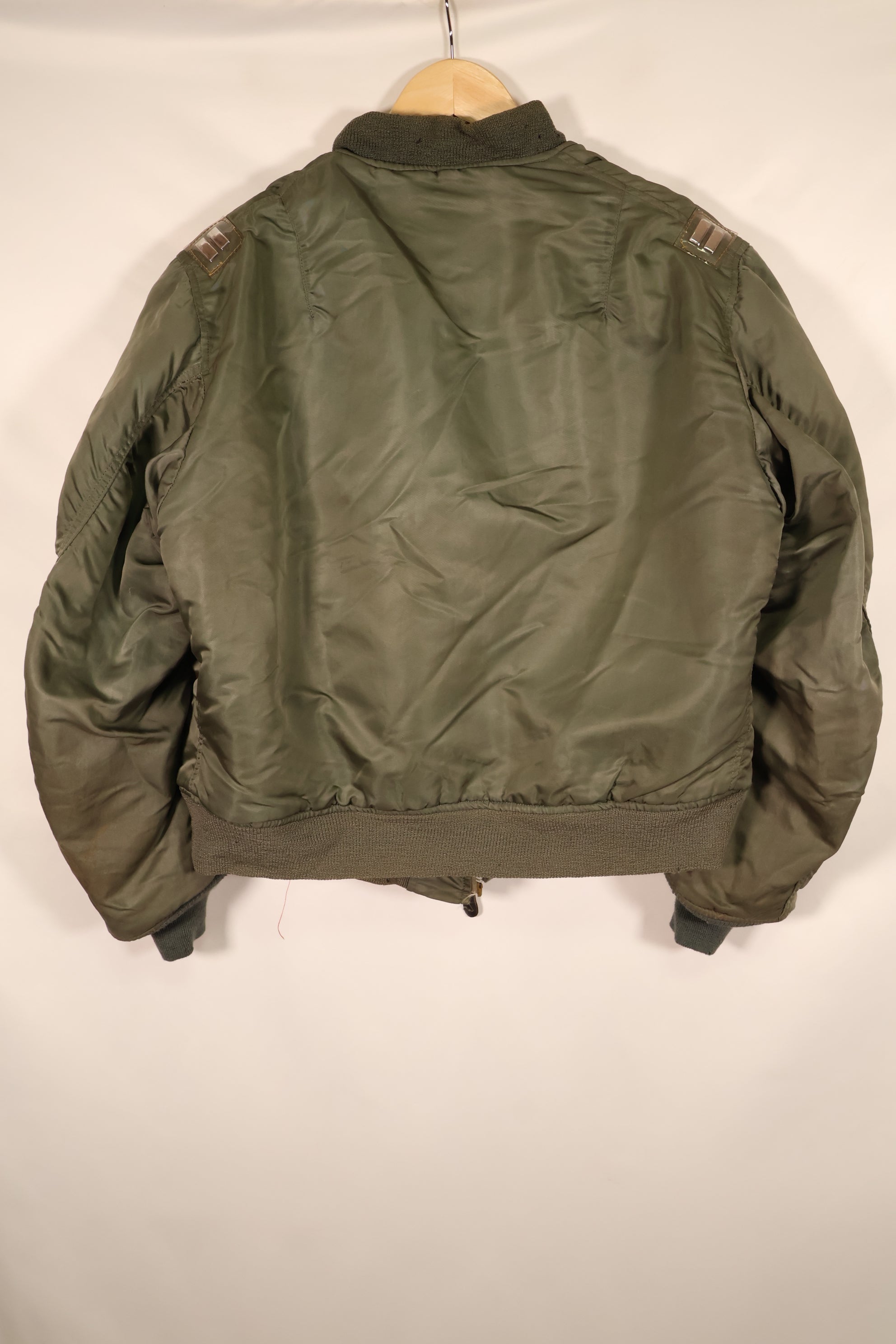 เสื้อแจ็คเก็ตบิน MA-1 ตามสัญญาปี 1970 ขนาดใหญ่ ของกองทัพอากาศสหรัฐอเมริกา (USAF) พร้อมตราติดต้นฉบับ เป็นของมือสอง