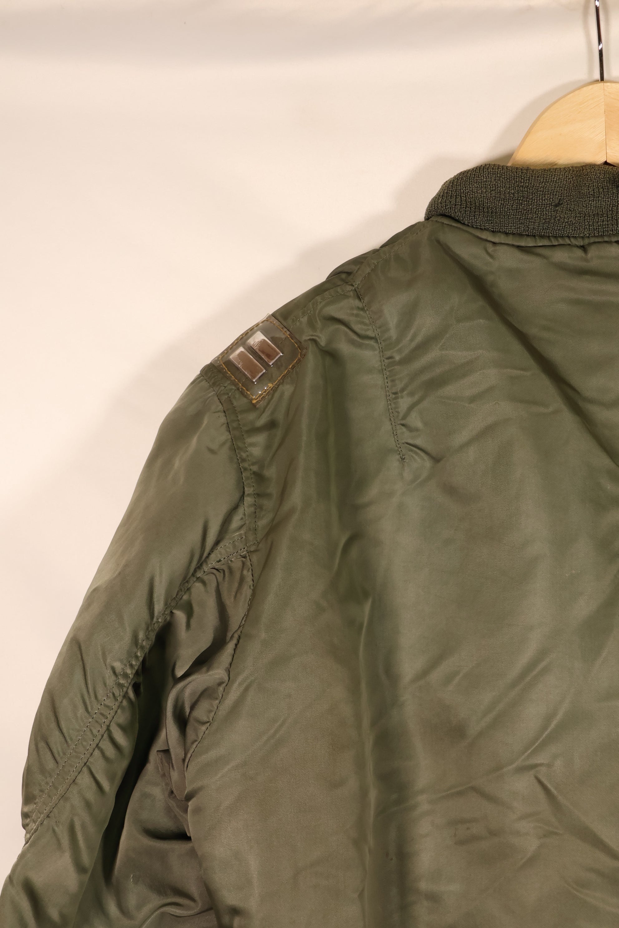 เสื้อแจ็คเก็ตบิน MA-1 ตามสัญญาปี 1970 ขนาดใหญ่ ของกองทัพอากาศสหรัฐอเมริกา (USAF) พร้อมตราติดต้นฉบับ เป็นของมือสอง