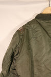 เสื้อแจ็คเก็ตบิน MA-1 ตามสัญญาปี 1970 ขนาดใหญ่ ของกองทัพอากาศสหรัฐอเมริกา (USAF) พร้อมตราติดต้นฉบับ เป็นของมือสอง