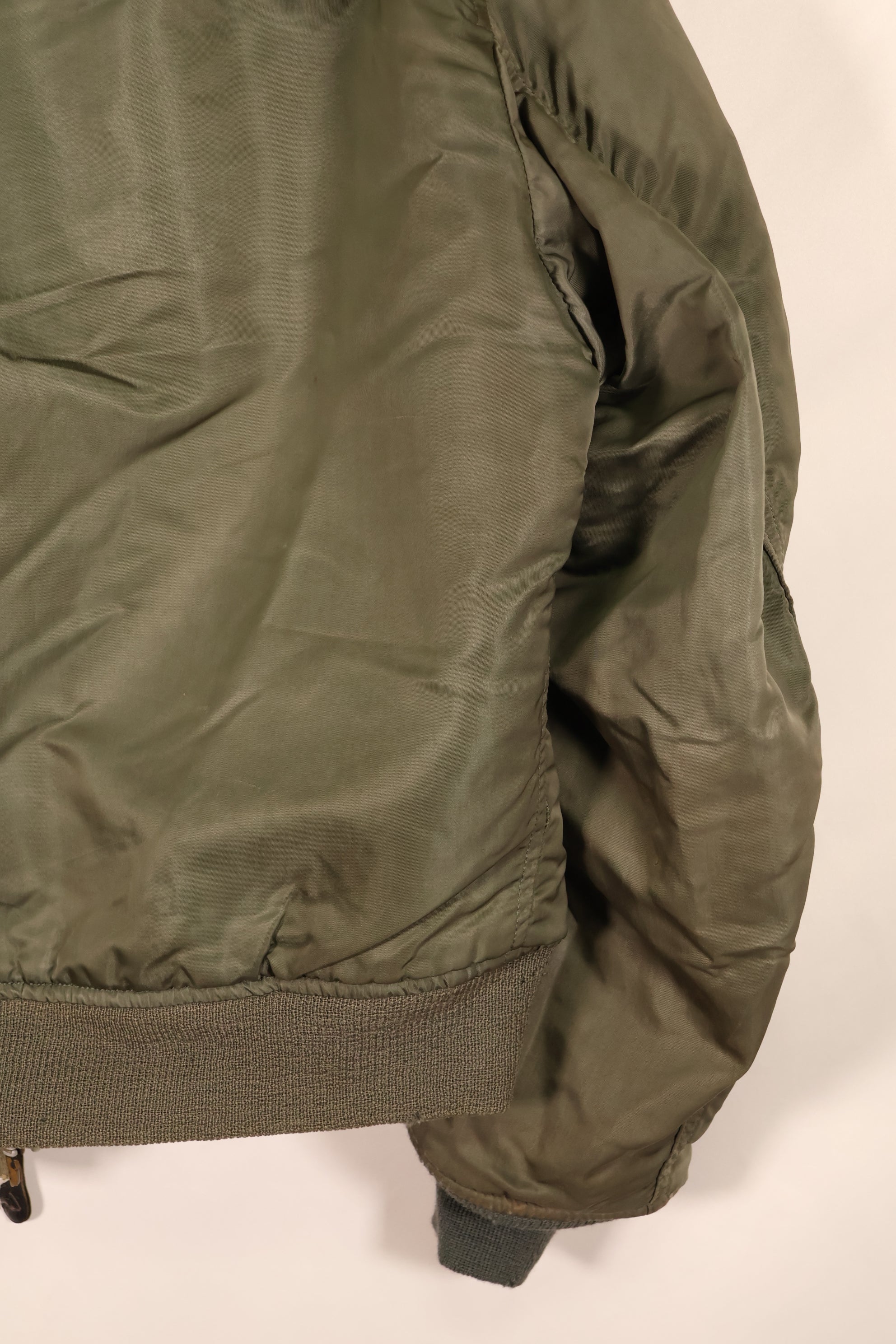 เสื้อแจ็คเก็ตบิน MA-1 ตามสัญญาปี 1970 ขนาดใหญ่ ของกองทัพอากาศสหรัฐอเมริกา (USAF) พร้อมตราติดต้นฉบับ เป็นของมือสอง
