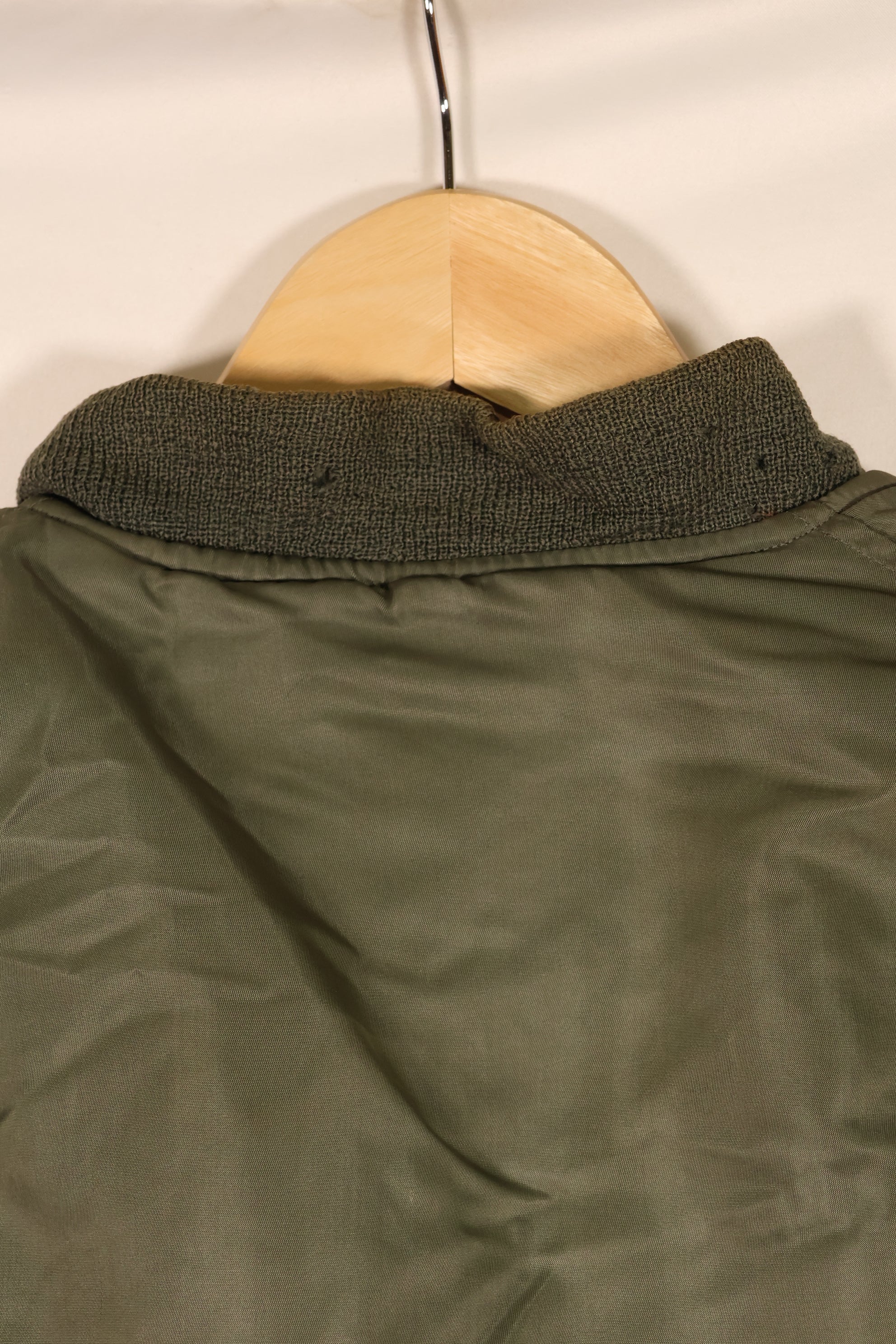 เสื้อแจ็คเก็ตบิน MA-1 ตามสัญญาปี 1970 ขนาดใหญ่ ของกองทัพอากาศสหรัฐอเมริกา (USAF) พร้อมตราติดต้นฉบับ เป็นของมือสอง